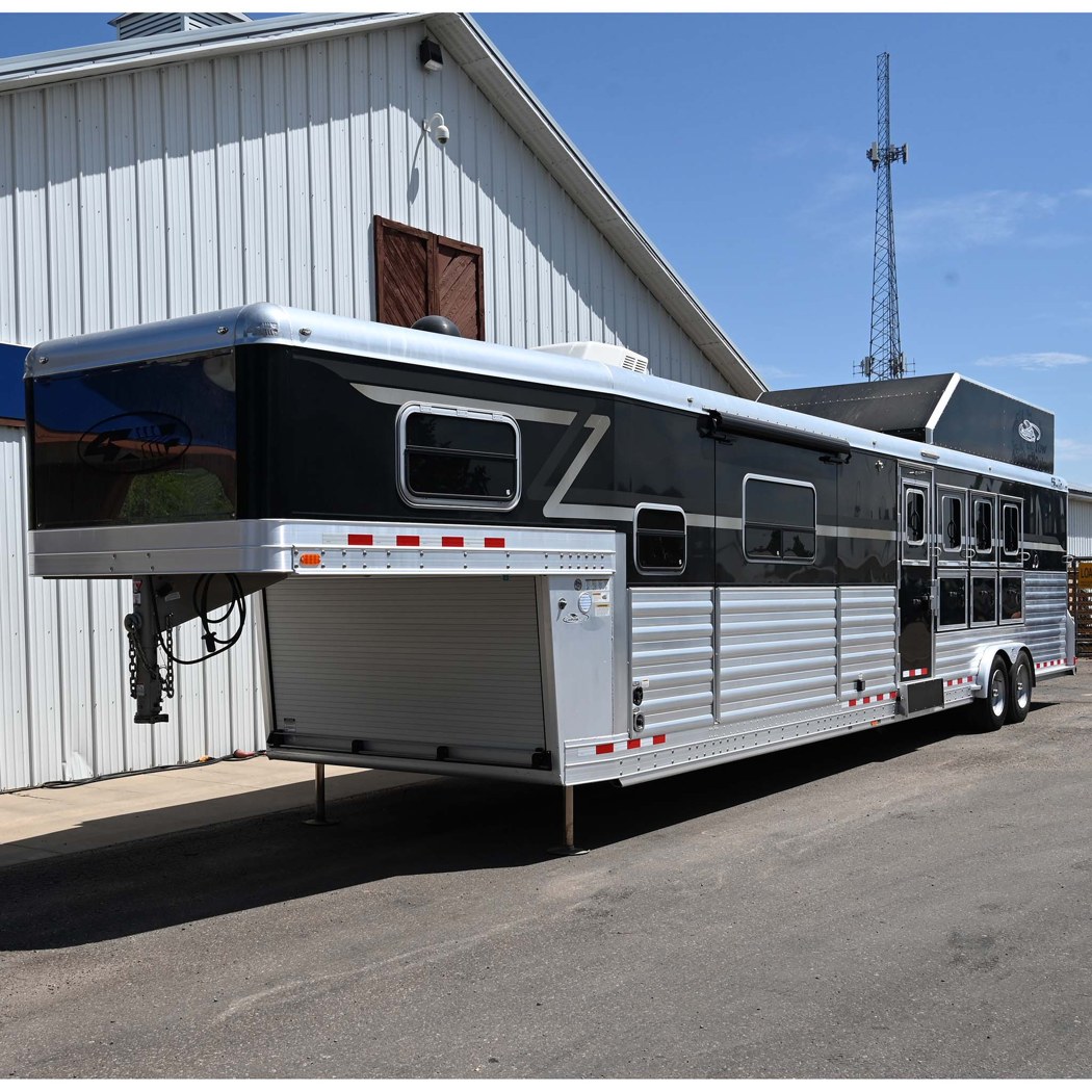 SALE PENDING**2018 4 Star 4 Horse with 15' LQ, Side Load, Hay Pod, Generator, Slide Out